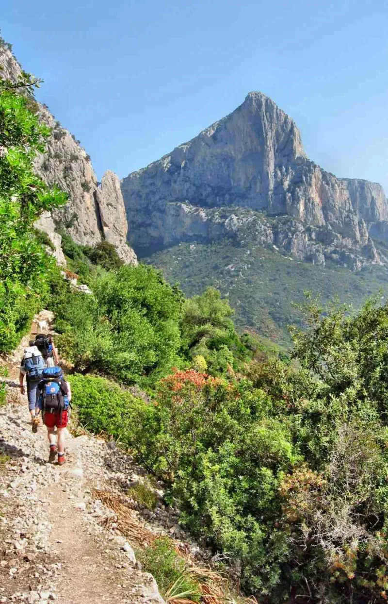 Des randonneurs sur le trek Selvaggio Blu, un itinéraire spectaculaire à travers la Sardaigne.