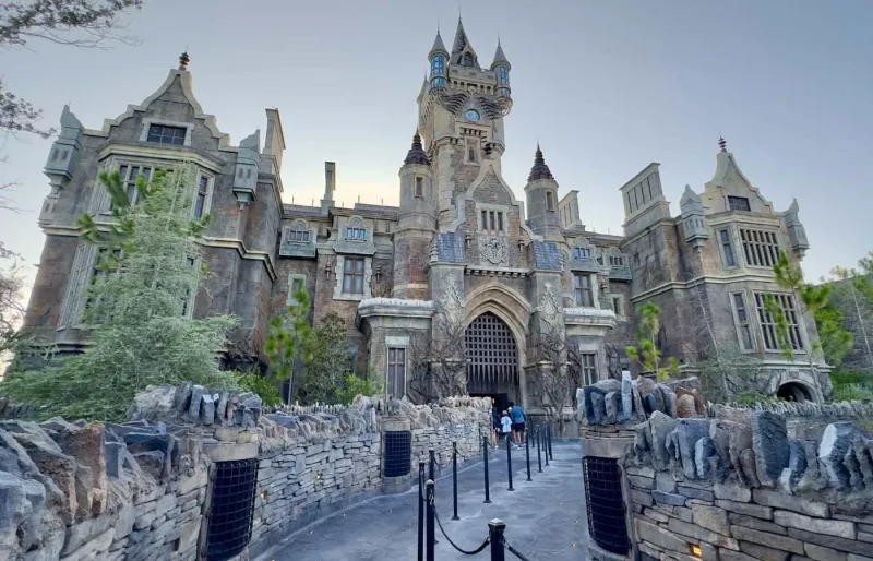 L'entrée du château de l'attraction Monsters Unchained dans la zone Dark Universe d'Universal Epic Universe.