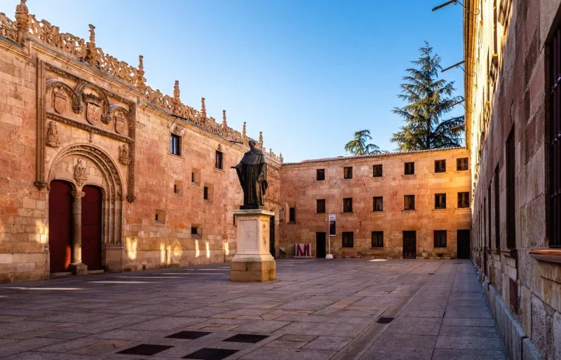 Patio de Escuelas et statue de Fray Luis de León à l'Université de Salamanque en Espagne