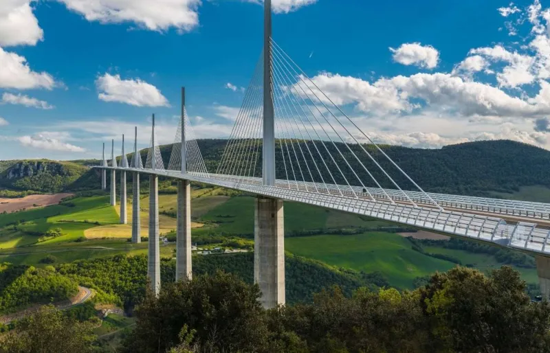 Viaduc de Millau enjambant la vallée du Tarn, plus haut pont haubané de France et prouesse du génie civil moderne