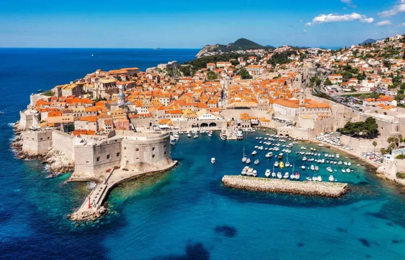 Vue aérienne de la vieille ville fortifiée de Dubrovnik et de ses remparts au bord de la mer Adriatique