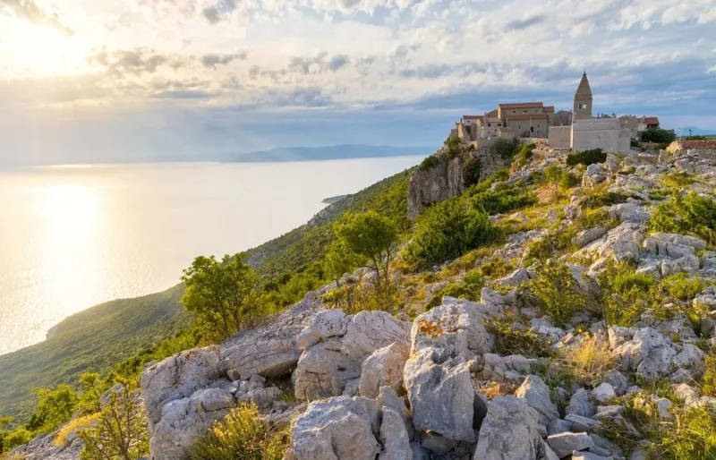 Le village de Lubenice perché sur une falaise de l'île de Cres en Croatie