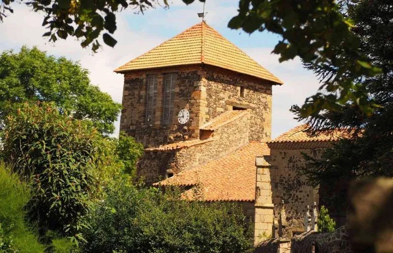Maisons en pierre et clocher du village d'Usson dans le Puy-de-Dôme, au cœur des paysages d'Auvergne.