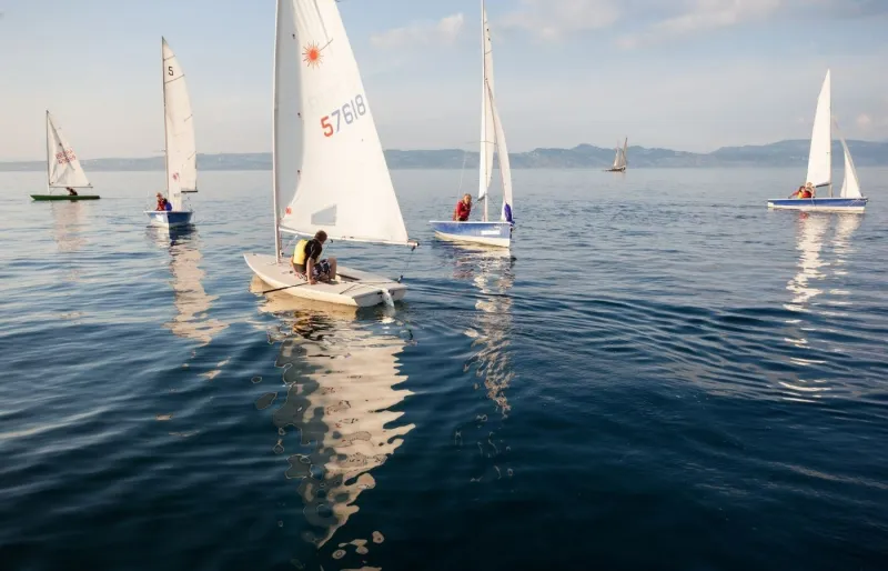 Des voiliers naviguent sur le lac Léman lors d'une sortie du Club de voile d'Évian