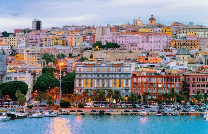 Vue du port de Cagliari et du quartier du Castello depuis la mer au coucher du jour