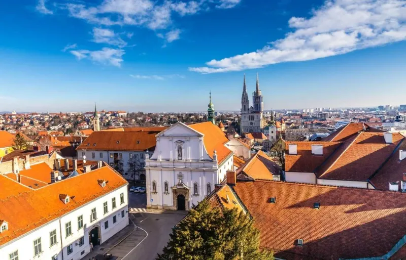 Vue de la ville haute de Zagreb avec l'église Sainte-Catherine et les tours de la cathédrale en arrière-plan