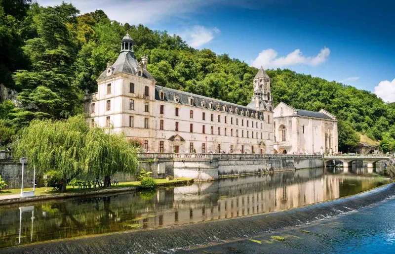 Abbaye de Brantôme au bord de la Dronne, dans le Périgord Vert en Dordogne