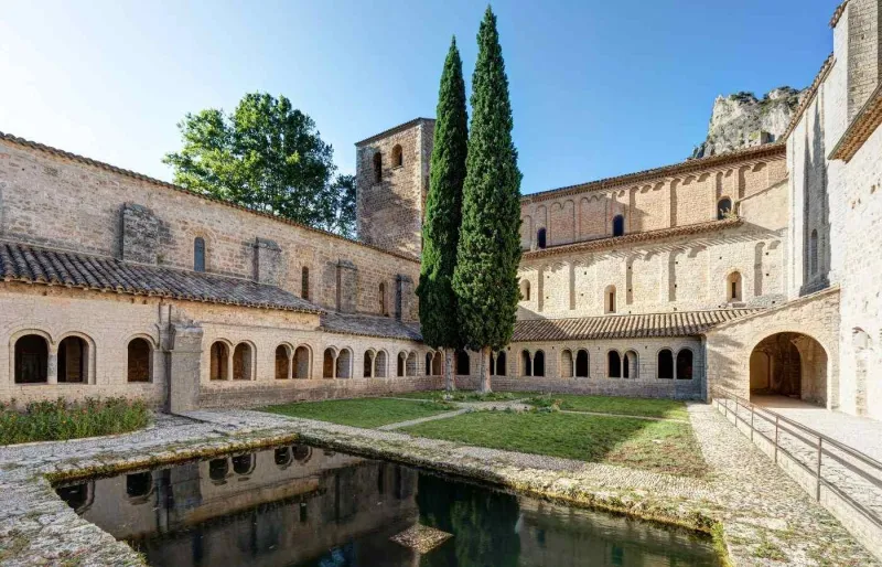 Cloître de l'abbaye de Gellone à Saint-Guilhem-le-Désert, l'un des Plus Beaux Villages de France.