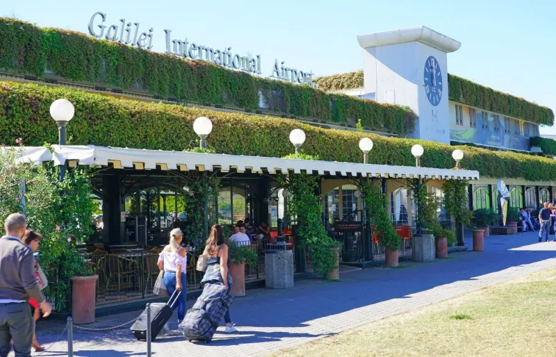 Entrée de l'aéroport Galileo Galilei de Pise, principal aéroport de Toscane en Italie