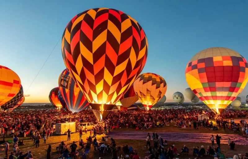 Montgolfières illuminées lors de l'Albuquerque International Balloon Fiesta au Nouveau-Mexique