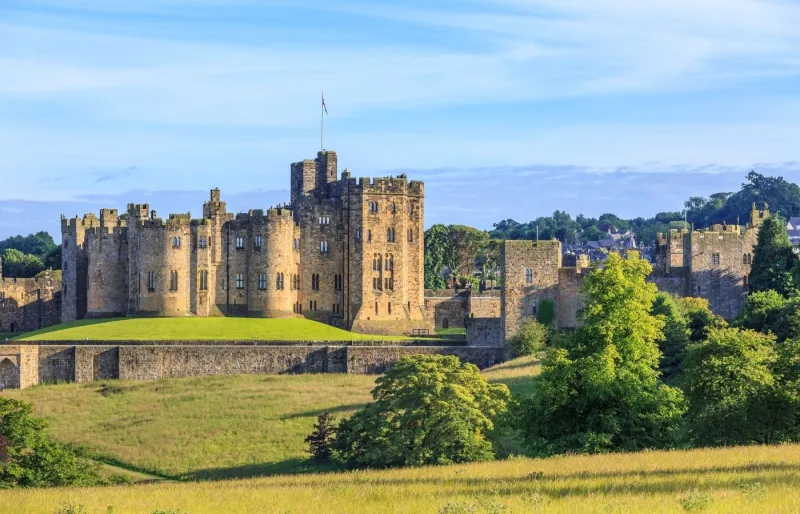 Vue d'Alnwick Castle en Northumbrie, château médiéval emblématique d'un road trip dans le nord de l'Angleterre