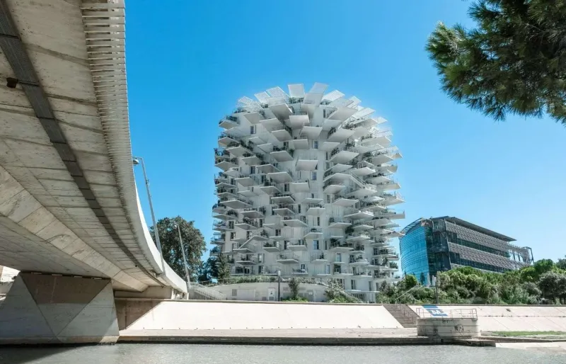 L'Arbre Blanc à Montpellier, tour résidentielle emblématique conçue par Sou Fujimoto.