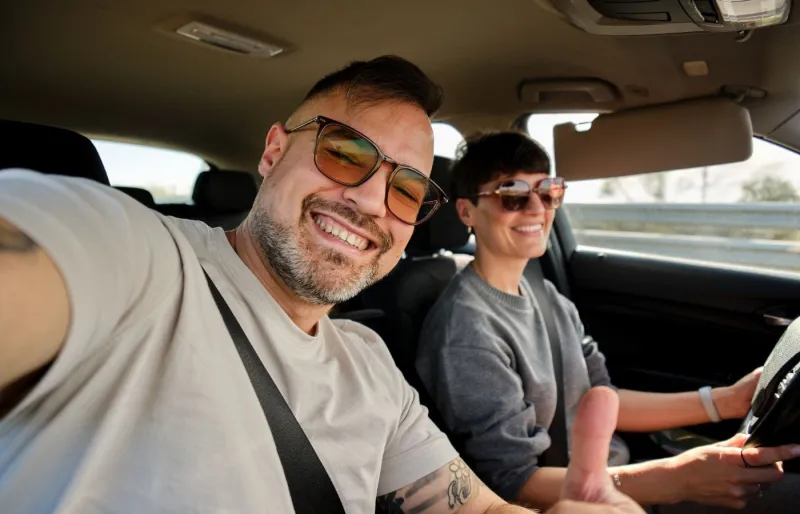 Auto-stoppeur se prenant en selfie avec une conductrice.