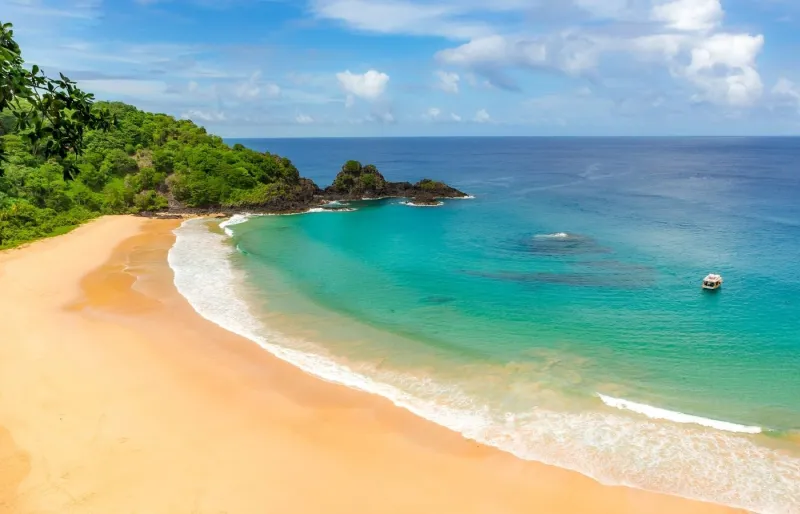 Vue panoramique de Baía do Sancho à Fernando de Noronha, plage sauvage aux eaux turquoise parmi les plus belles du Brésil
