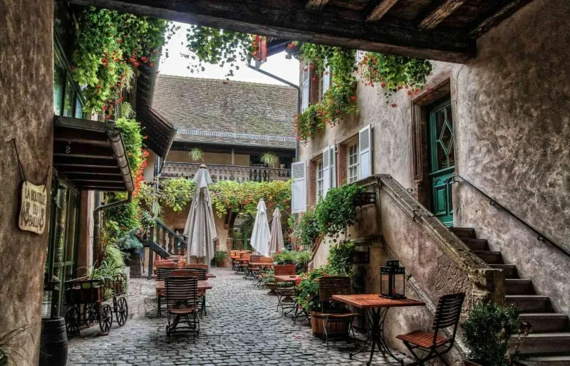 Cour intérieure Renaissance fleurie dans le village de Bergheim en Alsace