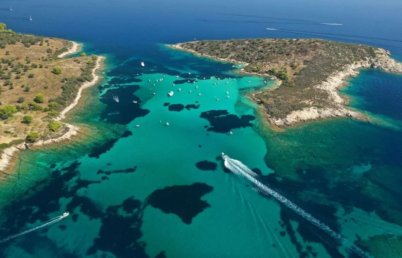 Vue aérienne du Blue Lagoon sur l'île de Diaporos, au large de Sithonia, en Chalcidique