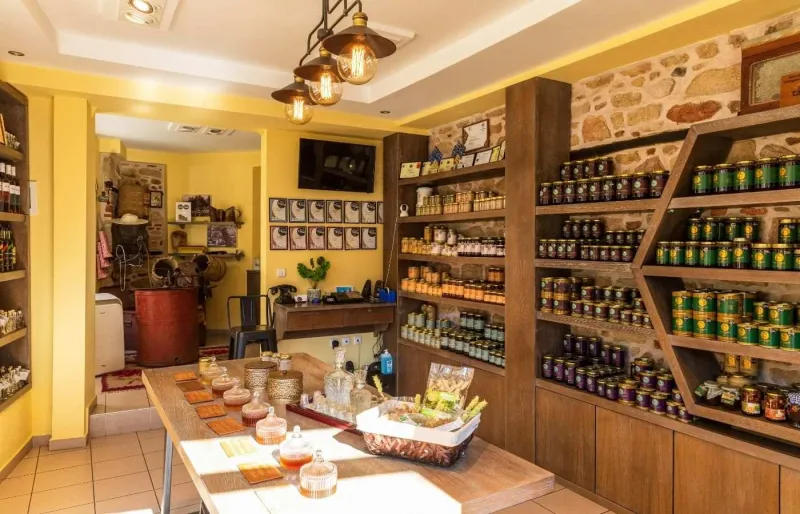 Pots de miel de pin dans une boutique de producteurs à Arnaia, en Chalcidique