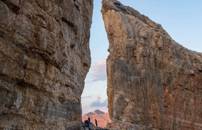 Randonneurs à la Brèche de Roland entre la France et l'Espagne dans les Pyrénées