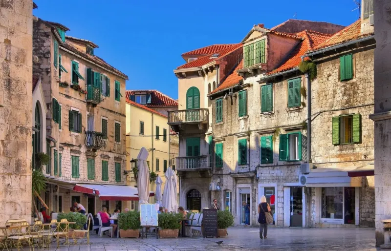 Place animée du centre historique de Split en Croatie avec cafés, restaurants et terrasses en pierre