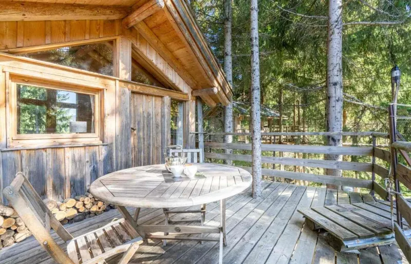 Terrasse d'une cabane perchée des Ecotagnes à Thônes, hébergement insolite en Haute-Savoie au cœur de la forêt