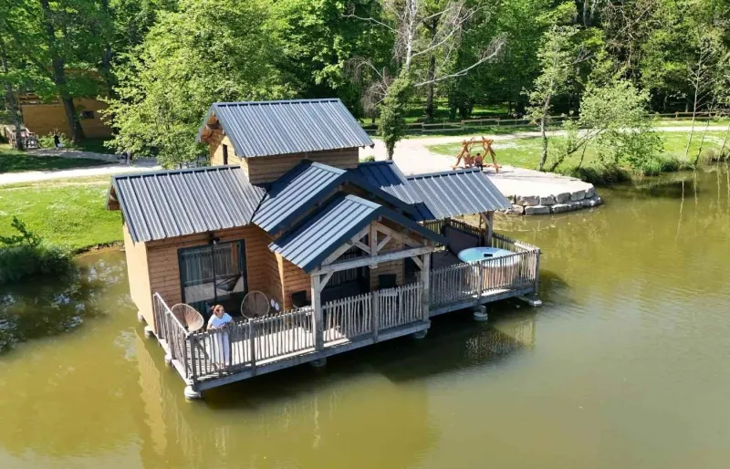 Cabane sur pilotis au Domaine de la Dombes, dans l'Ain