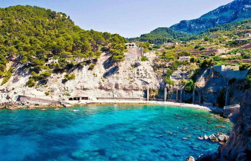 Cala Banyalbufar, crique de galets aux eaux cristallines dans la Serra de Tramuntana à Majorque