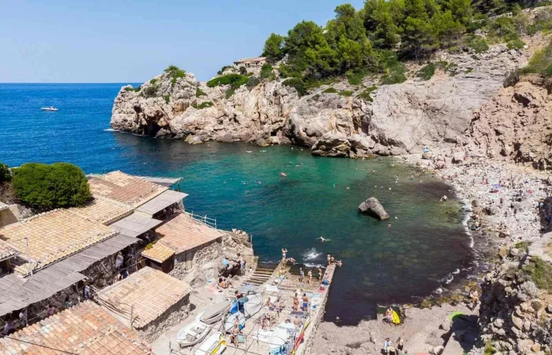 Cala Deià, crique rocheuse aux eaux cristallines dans la Serra de Tramuntana à Majorque