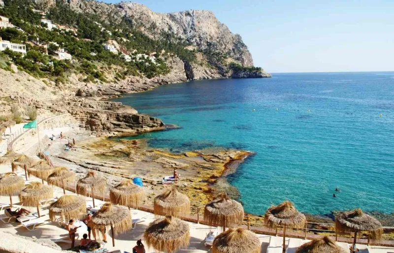 Cala Llamp, crique rocheuse aux eaux cristallines près de Port d'Andratx à Majorque