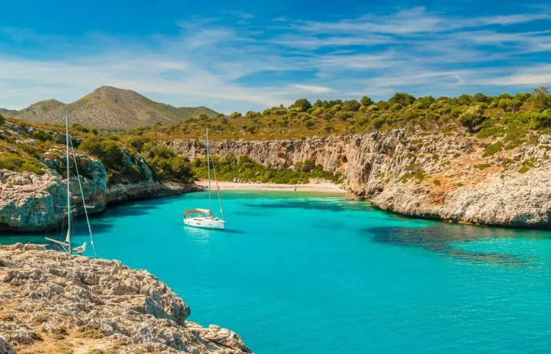 Cala Magraner, crique sauvage aux eaux turquoise entourée de falaises à Majorque