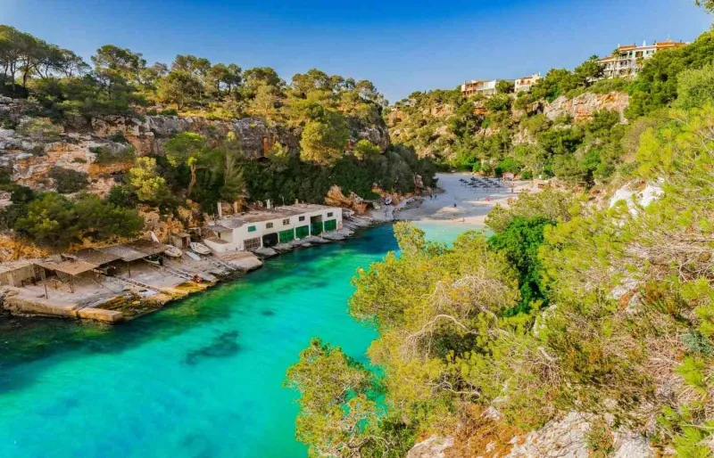 Cala Pi, crique de sable aux eaux turquoise bordée de falaises à Majorque