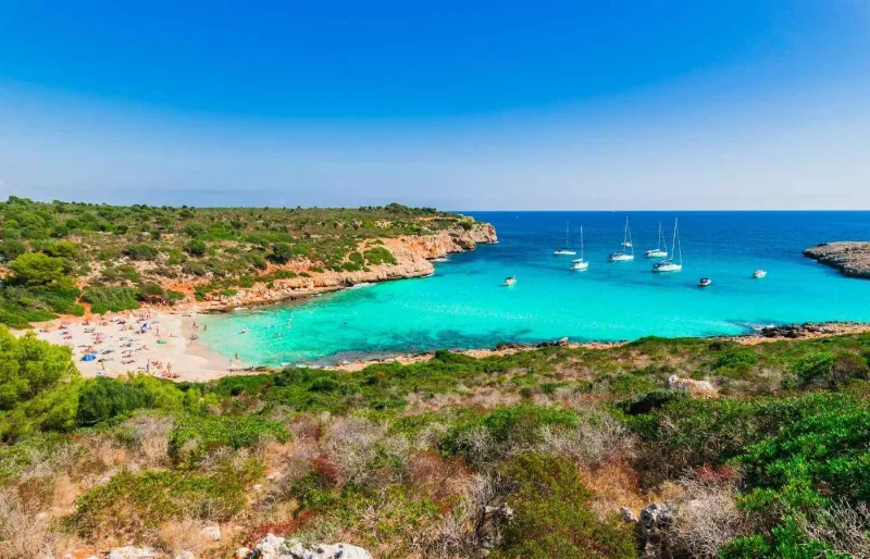 Cala Varques, crique sauvage aux eaux turquoise dans la réserve naturelle des Cales Verges de Manacor à Majorque