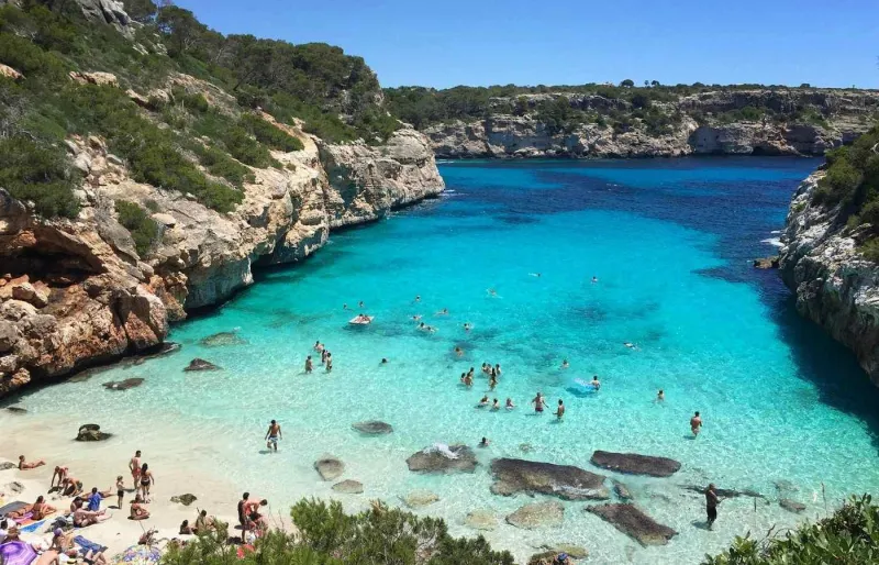 Caló des Moro, crique aux eaux turquoise encaissée entre les falaises à Majorque