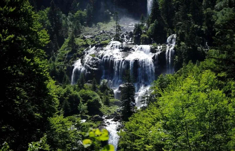 Cascade d'Ars au cœur de la forêt près d'Aulus-les-Bains dans les Pyrénées ariégeoises