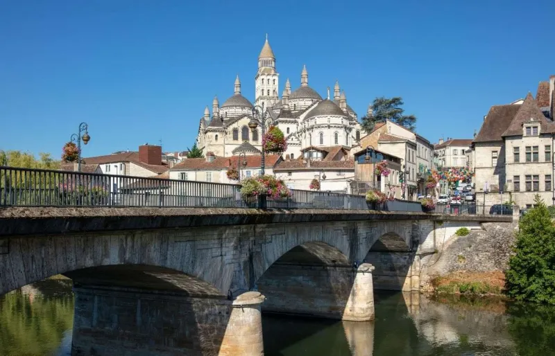 Cathédrale Saint-Front de Périgueux dominant le centre historique du Périgord Blanc en Dordogne