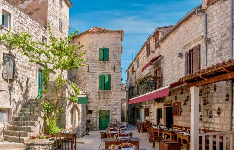Ruelle du centre historique de Stari Grad, sur l'île de Hvar, en Croatie.