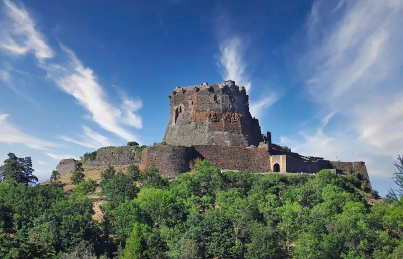 Château de Murol perché sur une coulée volcanique dans le Puy-de-Dôme, en Auvergne