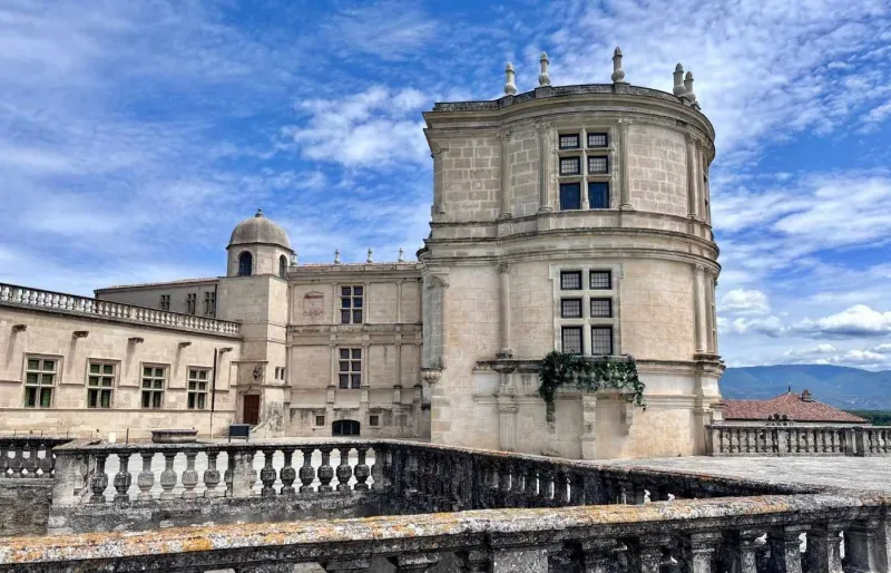 Façade Renaissance du château de Grignan, monument emblématique de la Drôme provençale.