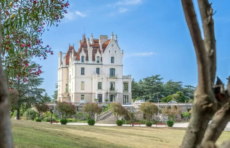 Façade du Château de Valmy à Argelès-sur-Mer, demeure Belle Époque dominant la Côte Vermeille