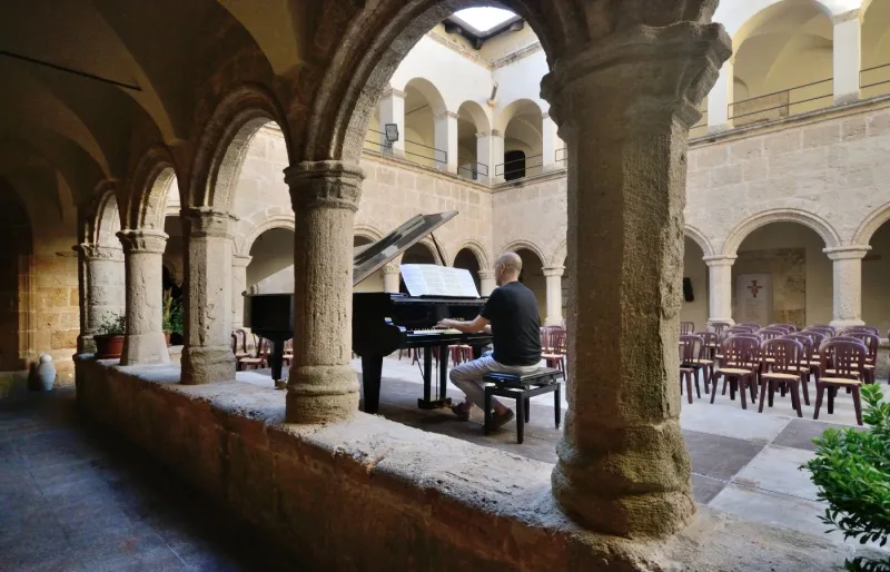 Cloître du Complesso di San Francesco à Alghero avec son architecture gothique catalane en Sardaigne