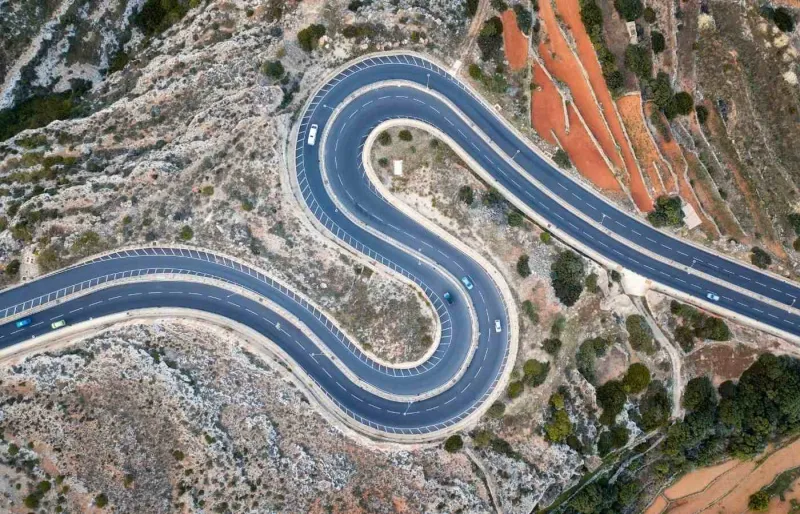 Vue aérienne d'une route sinueuse à Malte, où la prudence est de mise au volant