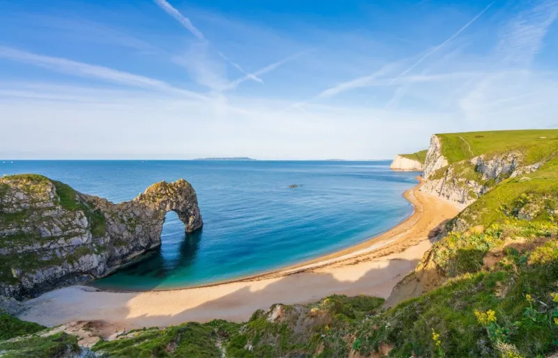 Durdle Door sur la Côte jurassique dans le Dorset, arche naturelle emblématique d'un road trip sur la Jurassic Coast en Angleterre