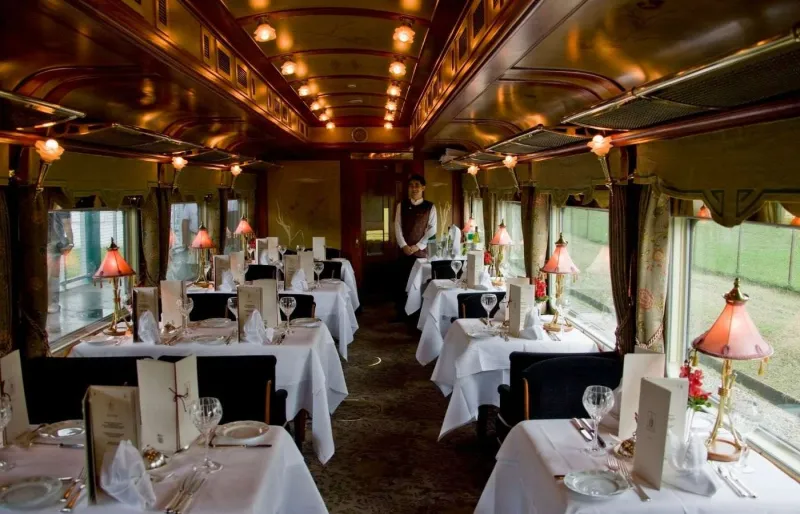 Voiture-restaurant de l'Eastern & Oriental Express entre Bangkok et Singapour.