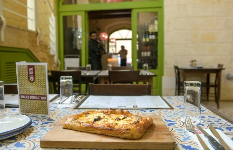 Ftira traditionnelle servie dans un restaurant de Malte, une spécialité emblématique de la cuisine maltaise
