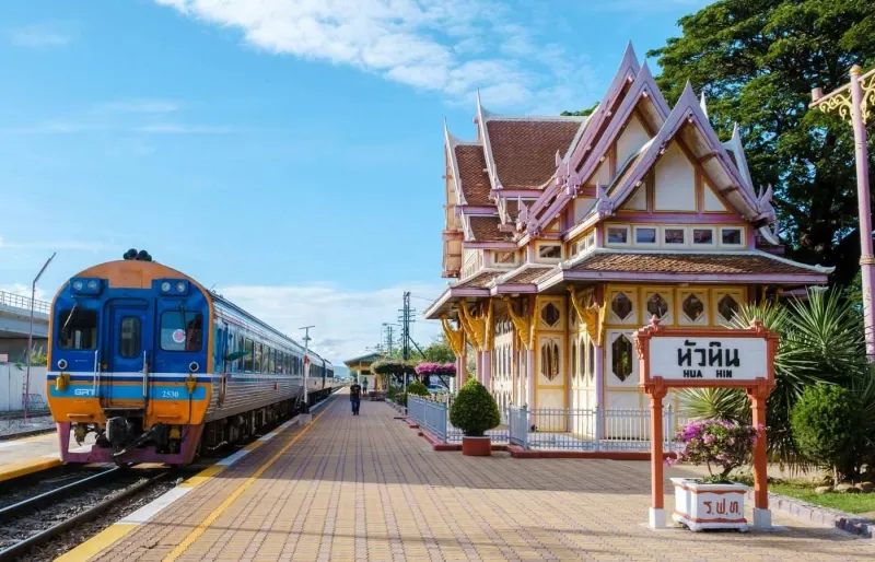 Train à quai devant la gare historique de Hua Hin, en Thaïlande.