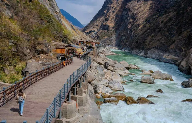 Promenade aménagée le long de la rivière Jinsha dans les gorges du Saut du Tigre, dans le Yunnan en Chine