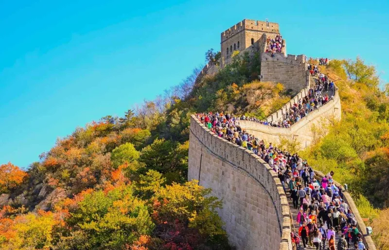 Visiteurs sur la Grande Muraille de Chine à Badaling, l'une des sections les plus célèbres près de Pékin