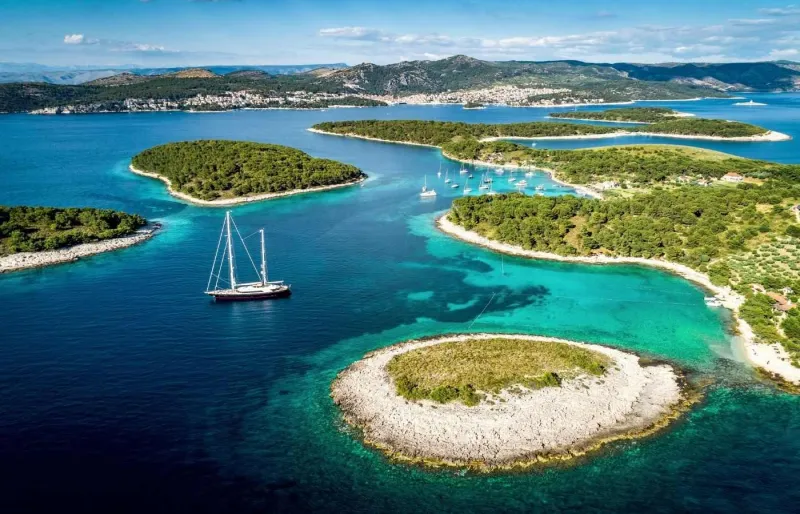 Vue aérienne des îles Pakleni, au large de Hvar, en Croatie, avec leurs eaux turquoise et leurs voiliers.