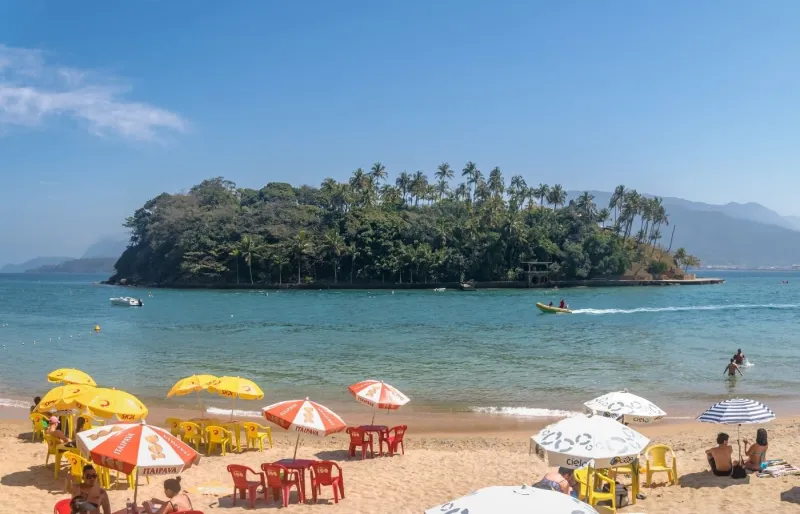 Plage d'Ilhabela face à un îlot tropical, destination nature incontournable sur la côte de l'État de São Paulo au Brésil