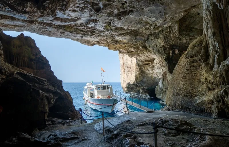 Bateau de visite à l'intérieur de la grotte de Neptune près d'Alghero en Sardaigne
