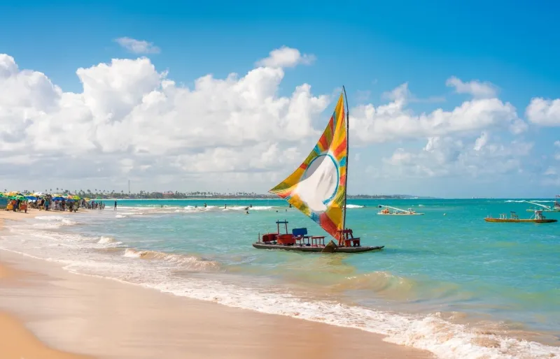 Jangada sur la plage de Porto de Galinhas face aux piscines naturelles, dans le Pernambouc au Brésil